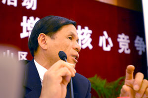 美國(guó)網(wǎng)訊(Webex)公司與聞堰鎮(zhèn)簽約杭州網(wǎng)訊硅谷科技園關(guān)聯(lián)項(xiàng)目注冊(cè)資金4100萬(wàn)美元。該公司總裁朱敏結(jié)合國(guó)外先進(jìn)經(jīng)驗(yàn)與創(chuàng)業(yè)經(jīng)歷,向蕭山民企闡述傳統(tǒng)產(chǎn)業(yè)提升發(fā)展之路。